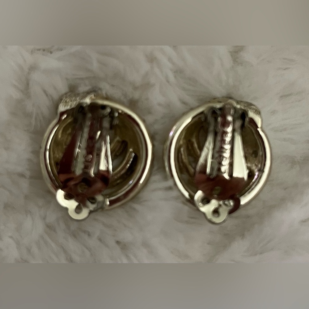 Vintage Lisner Gold-Tone Clip on Earrings - Picture 2 of 4